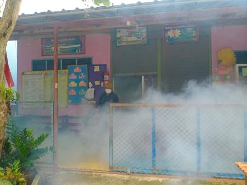 ออกดำเนินโครงการป้องกันและควบคุมโรคไข้เลือดออก หมู่ที่ 12