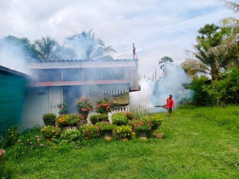 ออกดำเนินโครงการป้องกันและควบคุมโรคไข้เลือดออก หมู่ที่ 12