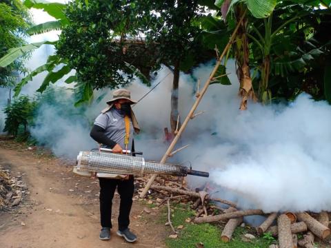 ออกดำเนินโครงการป้องกันและควบคุมโรคไข้เลือดออก หมู่ที่ 12