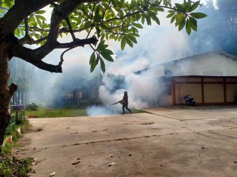 ออกดำเนินโครงการป้องกันและควบคุมโรคไข้เลือดออก หมู่ที่ 2