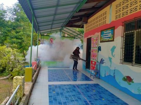 ออกดำเนินโครงการป้องกันและควบคุมโรคไข้เลือดออก หมู่ที่ 2