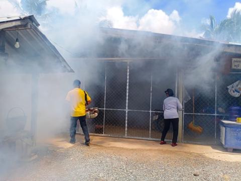 ออกดำเนินโครงการป้องกันและควบคุมโรคไข้เลือดออก หมู่ที่ 2