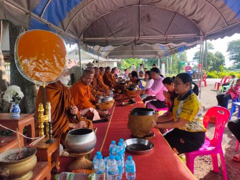 ร่วมทำบุญตักบาตร ณ บริเวณหน้าโรงเรียนบ้านหนองงิ้วหนองไทร