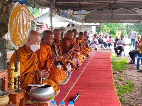 ร่วมทำบุญตักบาตร ณ บริเวณหน้าโรงเรียนบ้านหนองงิ้วหนองไทร