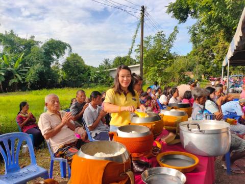 ร่วมทำบุญตักบาตร ณ บริเวณหน้าโรงเรียนบ้านหนองงิ้วหนองไทร