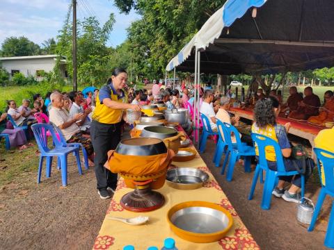 ร่วมทำบุญตักบาตร ณ บริเวณหน้าโรงเรียนบ้านหนองงิ้วหนองไทร