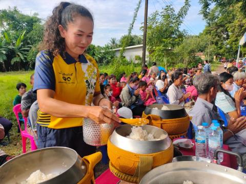 ร่วมทำบุญตักบาตร ณ บริเวณหน้าโรงเรียนบ้านหนองงิ้วหนองไทร