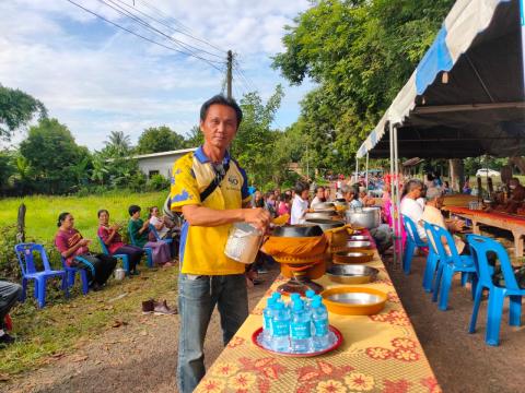 ร่วมทำบุญตักบาตร ณ บริเวณหน้าโรงเรียนบ้านหนองงิ้วหนองไทร