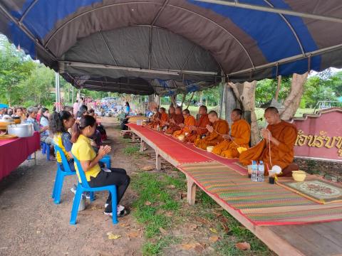 ร่วมทำบุญตักบาตร ณ บริเวณหน้าโรงเรียนบ้านหนองงิ้วหนองไทร