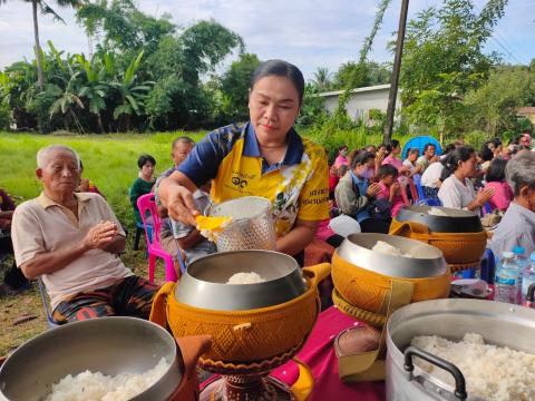 ร่วมทำบุญตักบาตร ณ บริเวณหน้าโรงเรียนบ้านหนองงิ้วหนองไทร