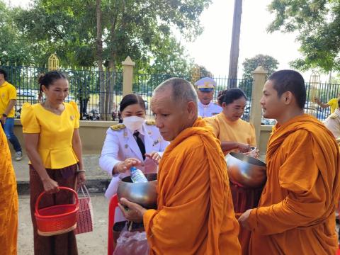 ร่วมพิธีทำบุญตักบาตรถวายเป็นพระราชกุศลแด่พระบาทสมเด็จพระบรมชนกาธิเบศร มหาภูมิพล อดุลยเดชมหาราช บรมนาถบพิตร