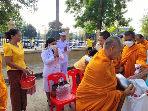 ร่วมพิธีทำบุญตักบาตรถวายเป็นพระราชกุศลแด่พระบาทสมเด็จพระบรมชนกาธิเบศร มหาภูมิพล อดุลยเดชมหาราช บรมนาถบพิตร