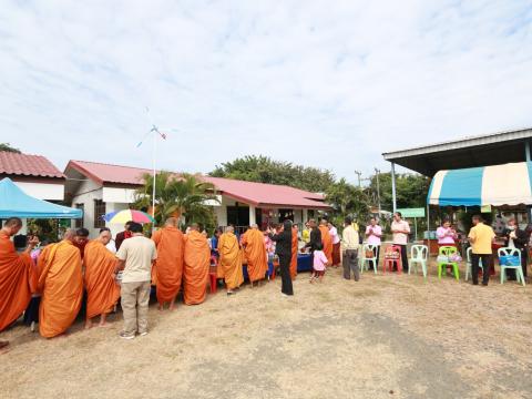 กิจกรรมตักบาตรข้าวสารอาหารแห้ง เนื่องในโอกาสวันขึ้นปีใหม่ พุทธศักราช 2568