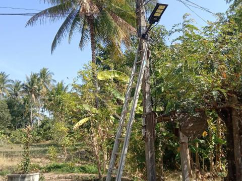 ซ่อมบำรุงโคมไฟฟ้าสาธารณะหมู่บ้าน