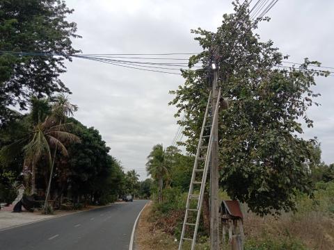 ซ่อมบำรุงโคมไฟฟ้าสาธารณะหมู่บ้าน