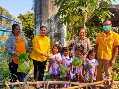 ลงพื้นที่ตรวจเยี่ยมและชมแปลงผักหนูน้อย