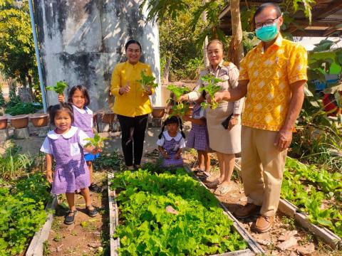 ลงพื้นที่ตรวจเยี่ยมและชมแปลงผักหนูน้อย