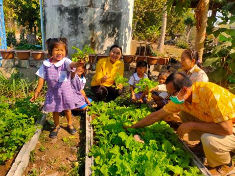 ลงพื้นที่ตรวจเยี่ยมและชมแปลงผักหนูน้อย
