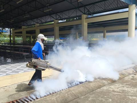 ฉีดพ่นหมอกควันป้องกันโรคไข้เลือดออก ก่อนเปิดภาคเรียน ณ โรงเรียนราชประชานุเคราะห์ 51