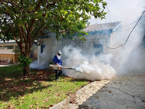 ฉีดพ่นหมอกควันป้องกันโรคไข้เลือดออก ก่อนเปิดภาคเรียน ณ โรงเรียนราชประชานุเคราะห์ 51