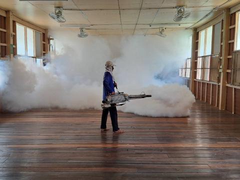 ฉีดพ่นหมอกควันป้องกันโรคไข้เลือดออก ก่อนเปิดภาคเรียน ณ โรงเรียนราชประชานุเคราะห์ 51