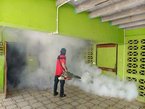 ฉีดพ่นหมอกควันป้องกันโรคไข้เลือดออก ก่อนเปิดภาคเรียน ณ โรงเรียนราชประชานุเคราะห์ 51