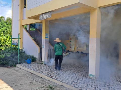 ฉีดพ่นหมอกควันป้องกันโรคไข้เลือดออก ก่อนเปิดภาคเรียน ณ โรงเรียนราชประชานุเคราะห์ 51