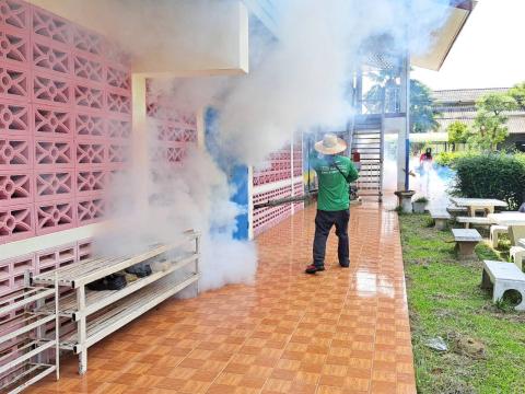 ฉีดพ่นหมอกควันป้องกันโรคไข้เลือดออก ก่อนเปิดภาคเรียน ณ โรงเรียนราชประชานุเคราะห์ 51