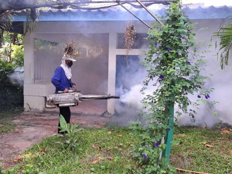 ฉีดพ่นหมอกควันป้องกันโรคไข้เลือดออก ก่อนเปิดภาคเรียน ณ โรงเรียนราชประชานุเคราะห์ 51