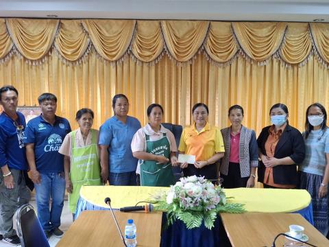 ช่วยเหลือผู้ประสบภัยและมอบเงินช่วยเหลือผู้ประสบภัย