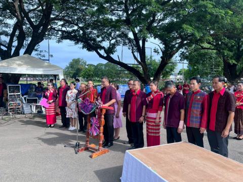 พิธีเปิดงานหนึ่งอำเภอหนึ่งงานประเพณี “เทศกาลกินขาหมูรสดี มะพร้าวเผาหมูสี ข้าวเม่ามากมี ของดีเมืองนางรอง” ประจำปี 2568