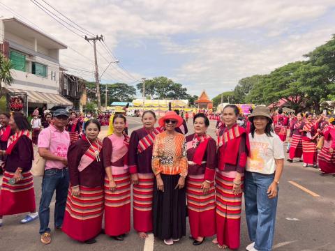พิธีเปิดงานหนึ่งอำเภอหนึ่งงานประเพณี “เทศกาลกินขาหมูรสดี มะพร้าวเผาหมูสี ข้าวเม่ามากมี ของดีเมืองนางรอง” ประจำปี 2568