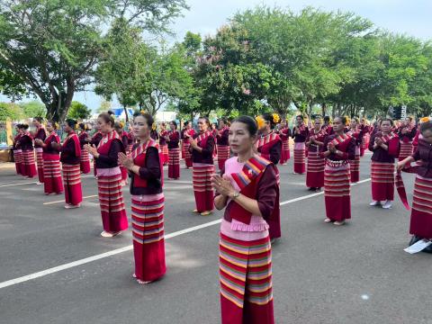 พิธีเปิดงานหนึ่งอำเภอหนึ่งงานประเพณี “เทศกาลกินขาหมูรสดี มะพร้าวเผาหมูสี ข้าวเม่ามากมี ของดีเมืองนางรอง” ประจำปี 2568
