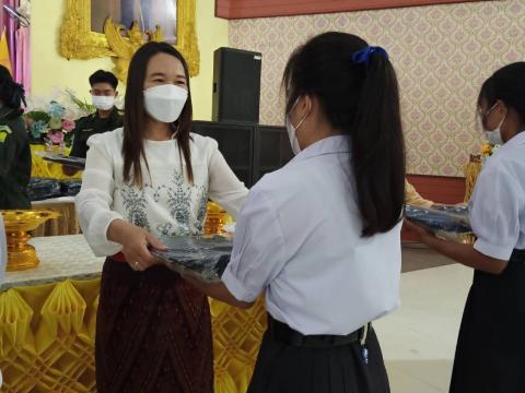 ร่วมพิธีมอบสิ่งของพระราชทาน