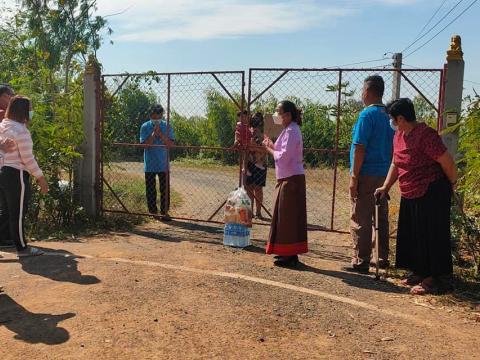 ออกเยี่ยมให้กำลังใจและมอบถุงยังชีพ