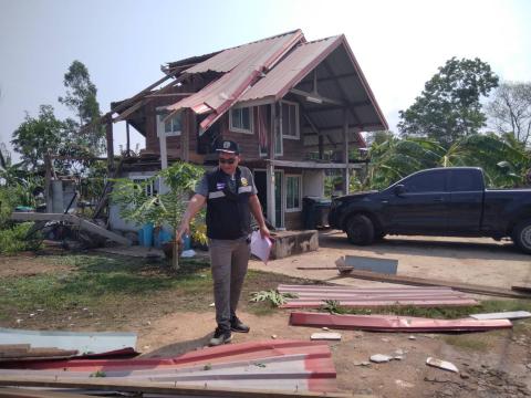 ออกตรวจสอบบ้านเรือนประชาชนที่ได้รับความเสียหายจากพายุฤดูร้อน