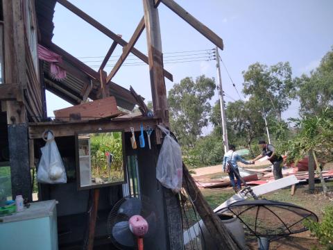 ออกตรวจสอบบ้านเรือนประชาชนที่ได้รับความเสียหายจากพายุฤดูร้อน