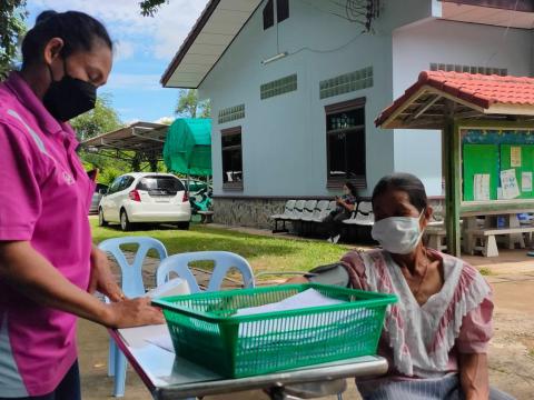 ร่วมให้บริการประชาชนที่มาฉีดวัคซีน