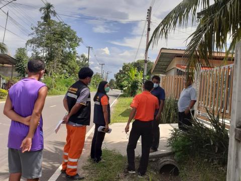 ลงพื้นที่น้ำท่วมขังและพบปะพูดกับผู้ประสบอุทกภัย