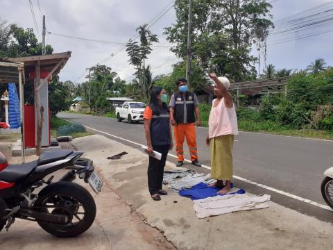 ลงพื้นที่น้ำท่วมขังและพบปะพูดกับผู้ประสบอุทกภัย