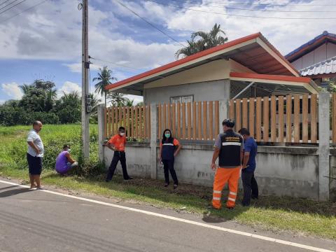 ลงพื้นที่น้ำท่วมขังและพบปะพูดกับผู้ประสบอุทกภัย