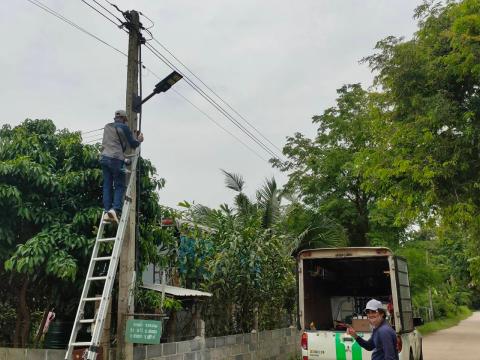 การติดตั้งโคมไฟฟ้าส่องถนนพลังงานแสงอาทิตย์ (บ้านหนองตาเข้ม)