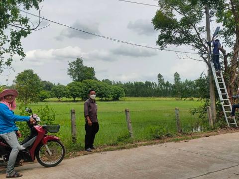 การติดตั้งโคมไฟฟ้าส่องถนนพลังงานแสงอาทิตย์ (บ้านหนองตาเข้ม)