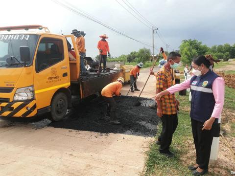 ลงพื้นที่ติดตามงานการซ่อมแซมผิวถนน