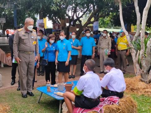 ลงพื้นที่ตรวจเยี่ยมคณะครูและนักเรียน