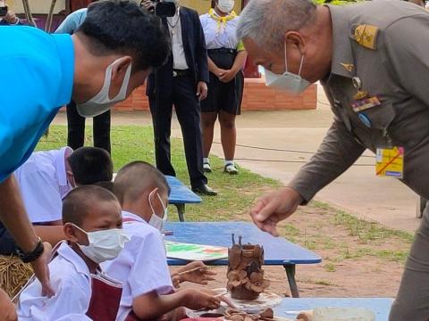 ลงพื้นที่ตรวจเยี่ยมคณะครูและนักเรียน