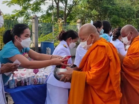 ร่วมพิธีทำบุญตักบาตรถวายพระราชกุศล