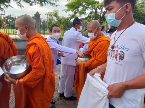 ร่วมพิธีทำบุญตักบาตรถวายพระราชกุศล