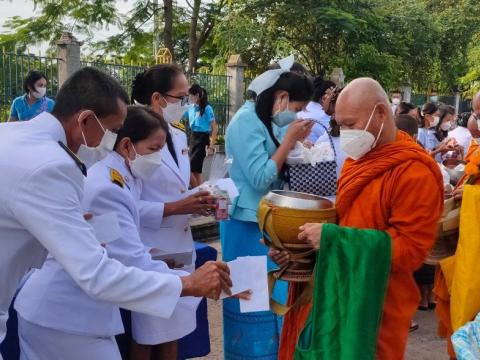 ร่วมพิธีทำบุญตักบาตรถวายพระราชกุศล