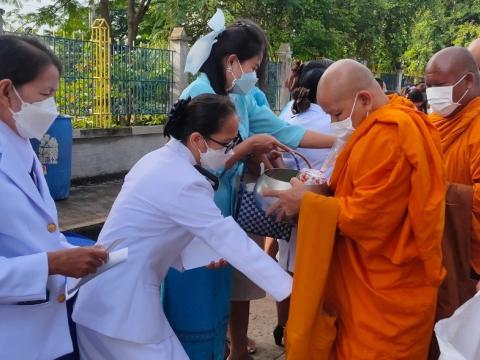 ร่วมพิธีทำบุญตักบาตรถวายพระราชกุศล